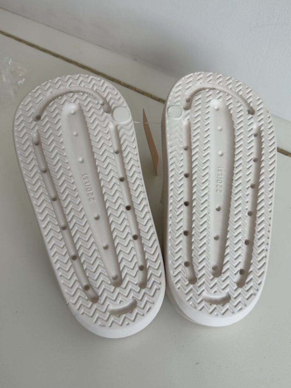 Childhoods Clothing Kids White Cloud Slide Sandals Size 3/4 NWT - Picture 5 of 5